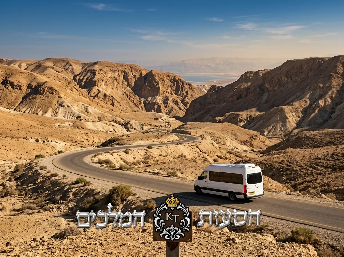 צילום פוטו-ריאליסטי של כביש 90 המתפתל במדבר יהודה, רכב הסעות מסחרי חדש ולבן נוסע בזהירות על רקע ההרים המדבריים היבשים, עומק שדה פתוח, צבעים טבעיים של מדבר